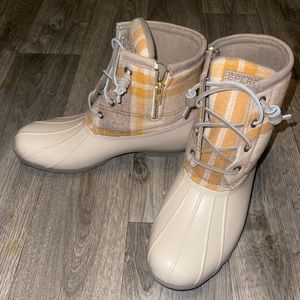 NWOT Women's Saltwater Plaid Duck Boot Mustard/ Tan/Grey Size 8- New w/o Tags